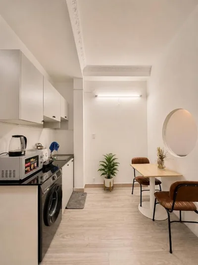 行政一居公寓，带浴缸、私人洗衣机和街景阳台 — Bold's House Thu Khoa Huan - Cozy Living in the Heart of Saigon, District 1